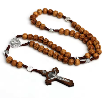 Kette mit Holzperlen und Christus Anhänger